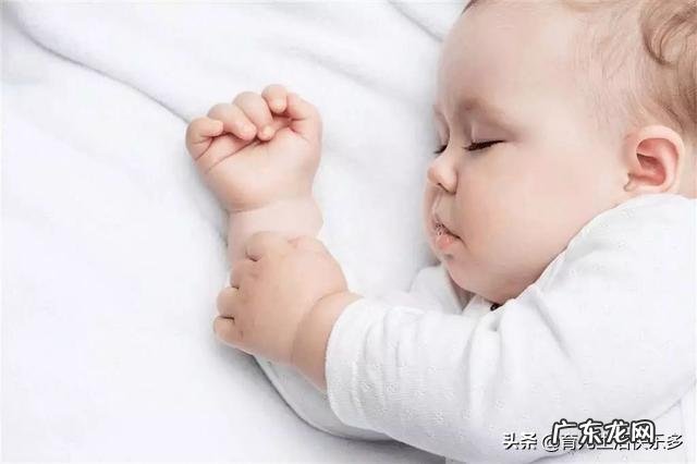 婴幼儿睡觉穿多少衣服合适?
