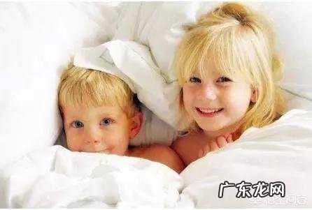 婴幼儿睡觉穿多少衣服合适?