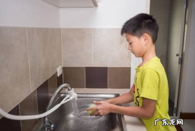 孩子20岁了太懒惰不爱做家务 天天上班带娃做家务懒得打扮