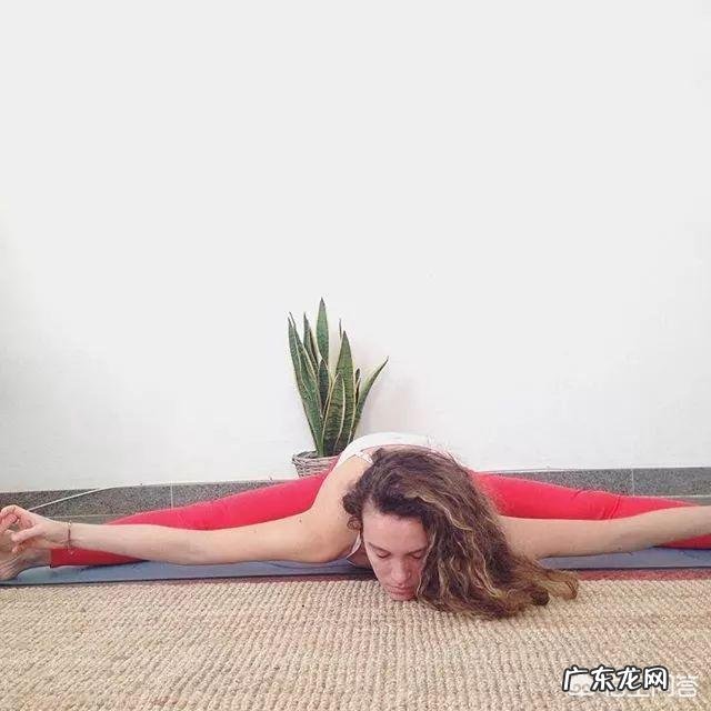 上半身瘦,下半身胖,而且腿又短又粗还不直的女生怎么搭配衣服