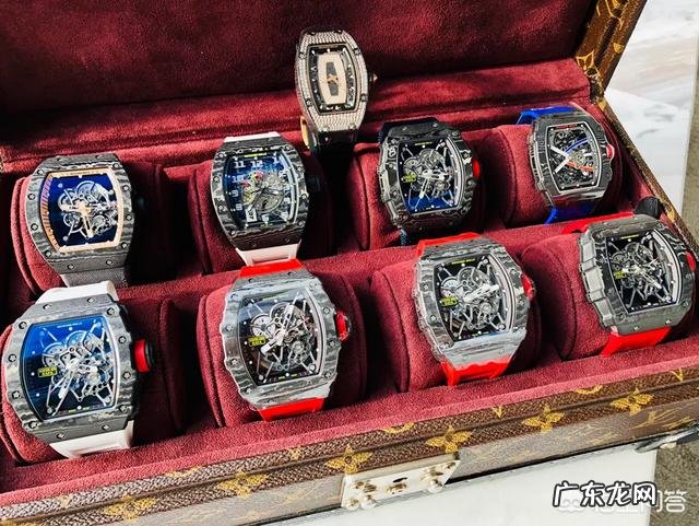 最近想买一块机械表,听朋友说一万块以下都是假的,是这样吗