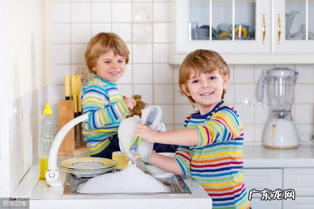 男人在家做家务最重要的是做什么 家有男孩更要多做家务家长必读