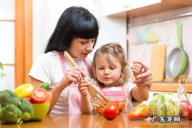 让孩子干家务学会独立 让孩子独立完成家务活是很重要的