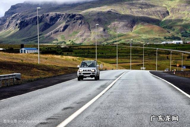 在高速旁常看见广告牌上写有“远成人辛苦了\”是什么意思