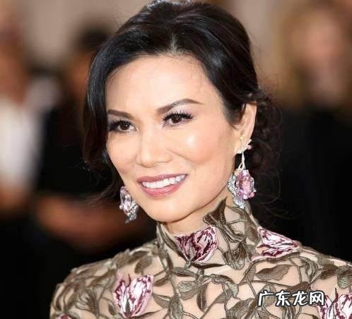 邓文迪48岁牵手21岁小男友,她究竟有多大魅力