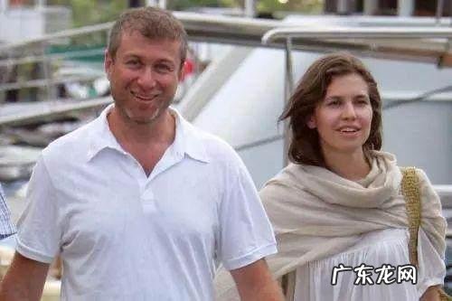 邓文迪48岁牵手21岁小男友,她究竟有多大魅力