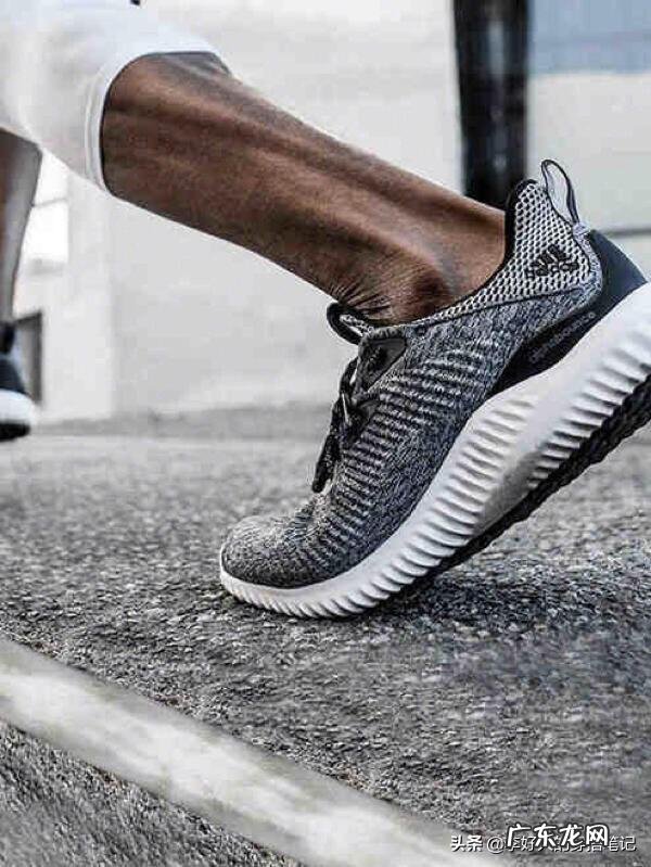 哪个跑鞋牌子比较好,男生穿的,要够好看、平常跑步也能穿的