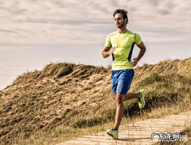 哪个跑鞋牌子比较好,男生穿的,要够好看、平常跑步也能穿的