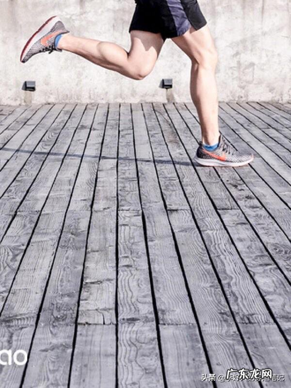 哪个跑鞋牌子比较好,男生穿的,要够好看、平常跑步也能穿的