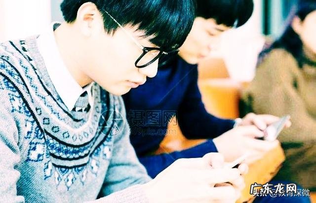 儿子上高一,很不听话,玩手机成瘾,我们该怎么办