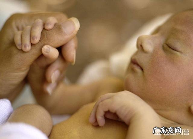 两个月的宝宝抱起来就睡觉,放下就哭闹,是为什么呢