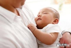 两个月的宝宝抱起来就睡觉，放下就哭闹，是为什么呢