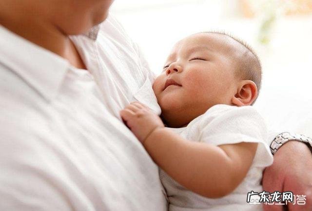 两个月的宝宝抱起来就睡觉,放下就哭闹,是为什么呢