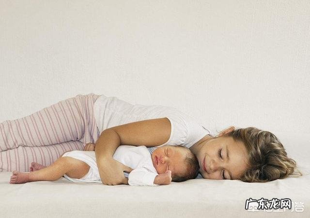 两个月的宝宝抱起来就睡觉,放下就哭闹,是为什么呢