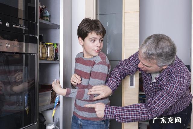 13岁的刚上初中的女孩偷拿家里的钱，该怎么教育