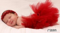 新生儿每月增重多少是正常的，该注意什么