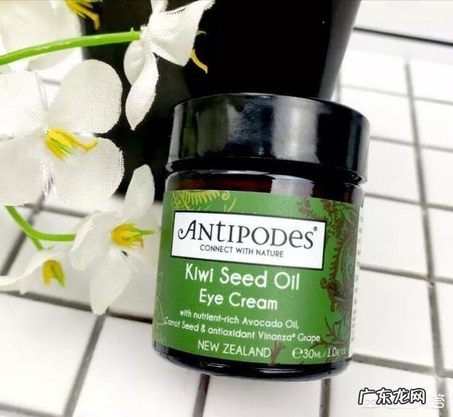 眼睛周围有黑眼圈和脂肪粒,应该选择什么眼霜呢