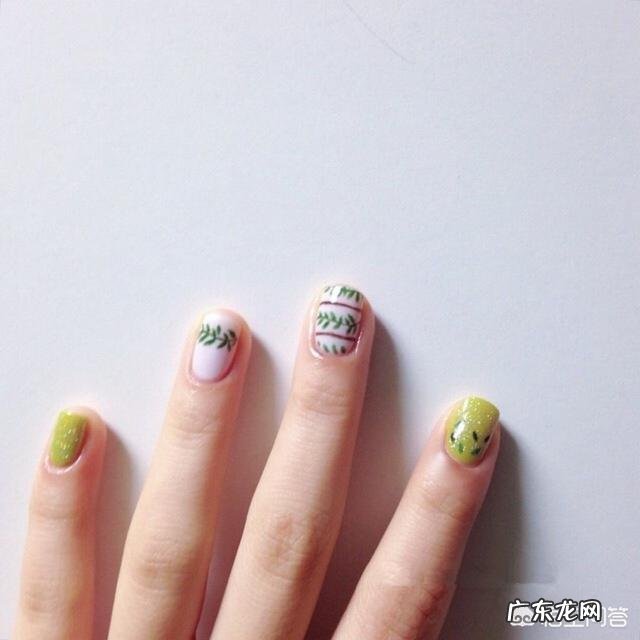 今年夏天最火的牛油果绿色衣服,有没有搭配技巧