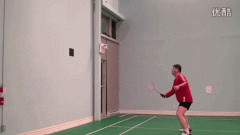 对墙打羽毛球，怎样打出平推快挡的感觉