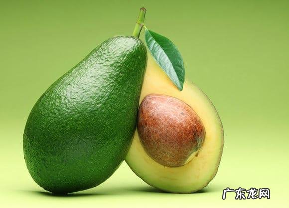 牛油果绿T恤配什么颜色短裤好看