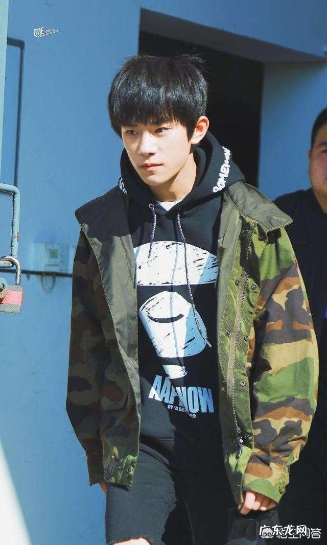 杨幂机场街拍太赞,是时尚感太高还是太时髦