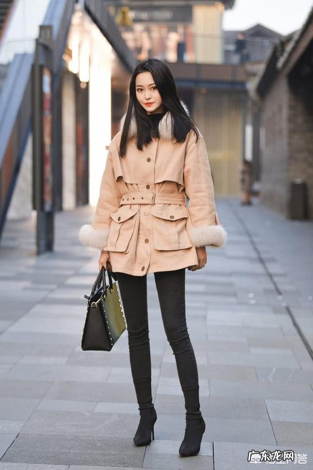 在秋冬的时候,苹果形身材的人应该如何穿搭