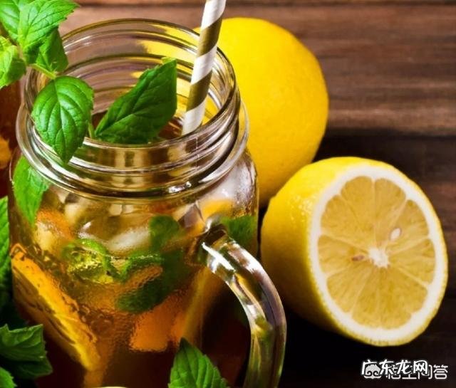 天气热起来了，奶茶店里的蜂蜜柚子茶和金桔柠檬怎么做