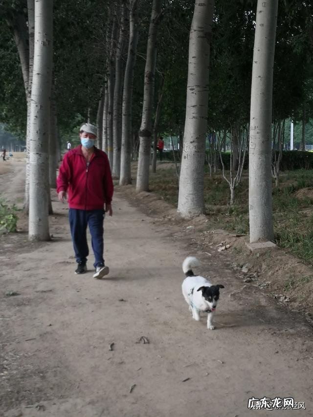女大学生在国外穿拖鞋旅游合适吗