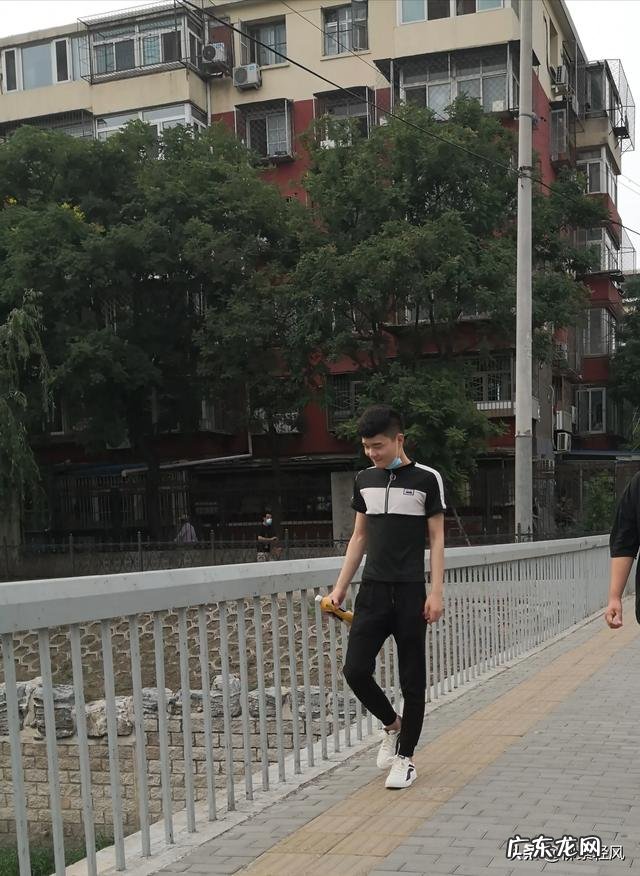 女大学生在国外穿拖鞋旅游合适吗