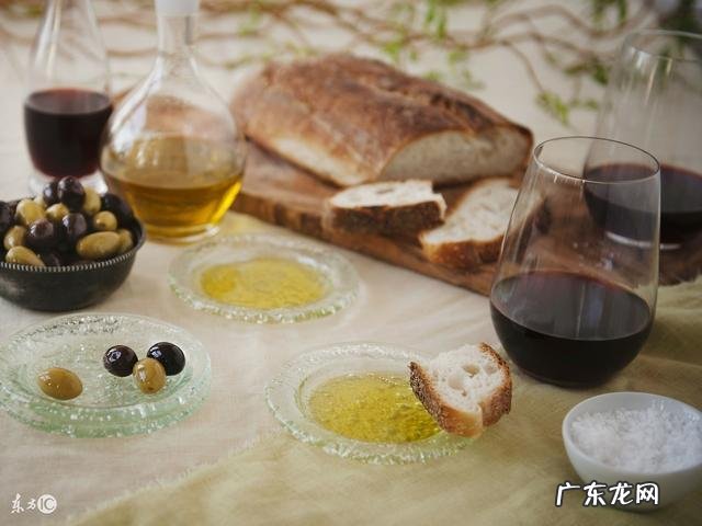 哈尔滨秋林出品的大面包叫大列巴但是太硬了,你知道怎么吃吗