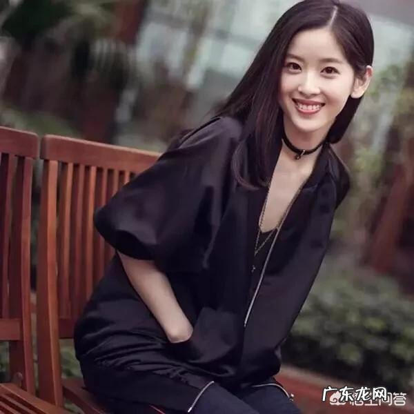 奶茶妹妹亲自上阵代言老公公司的服装品牌,你怎么看