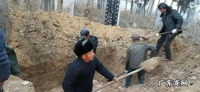 老光棍子应该参加村里的白事帮忙吗