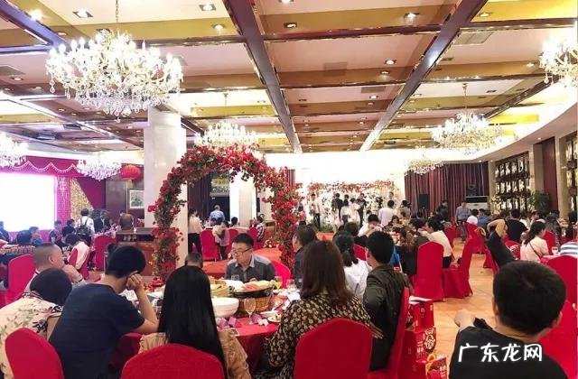 开车八百里参加朋友婚礼,随礼两百,一天没人搭理我,怎么办