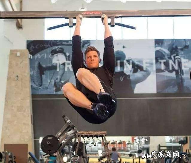 悬垂举腿与站姿健腹轮哪个更好