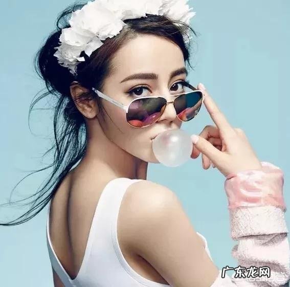 戴眼镜的女孩怎样自拍比较好看?