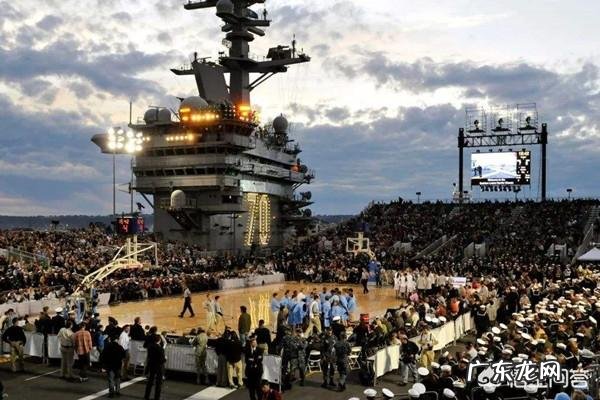 为什么航母底下那么窄而上面那么宽却不会侧翻