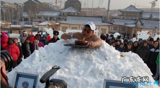 世界上最不怕冷的人,金松浩待在冰块中长达120分钟