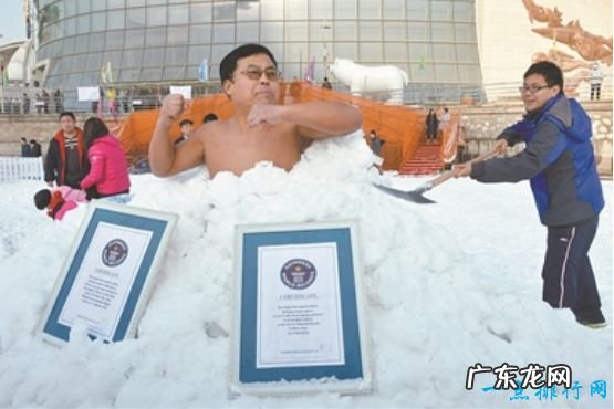 世界上最不怕冷的人,金松浩待在冰块中长达120分钟