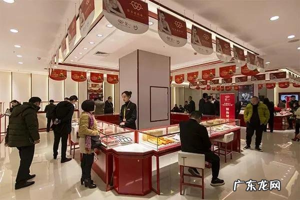 为什么珠宝销售人员大多都是美女，生意不多，还干的津津有味