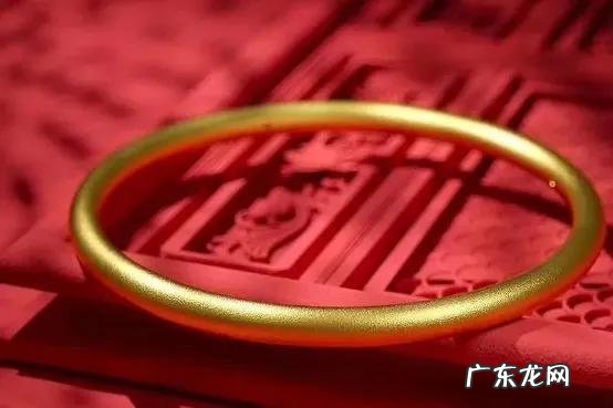 为什么珠宝销售人员大多都是美女，生意不多，还干的津津有味