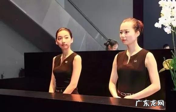 为什么珠宝销售人员大多都是美女，生意不多，还干的津津有味