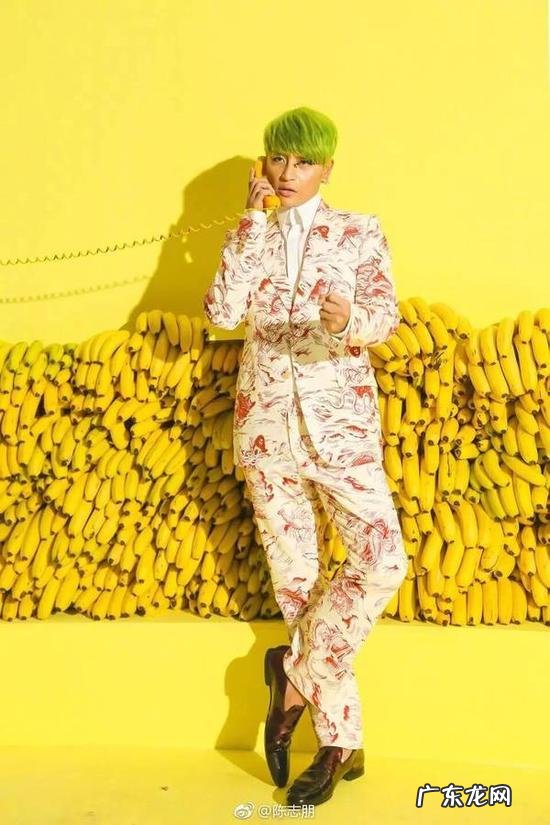 46岁的陈志朋穿粉色内衣出席活动,当年的小帅虎为何如今变妖男