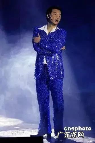 46岁的陈志朋穿粉色内衣出席活动,当年的小帅虎为何如今变妖男