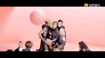 46岁的陈志朋穿粉色内衣出席活动,当年的小帅虎为何如今变妖男