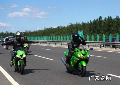 赵本山徒弟骑摩托车过收费站意外死亡,摩托车可以上高速路吗