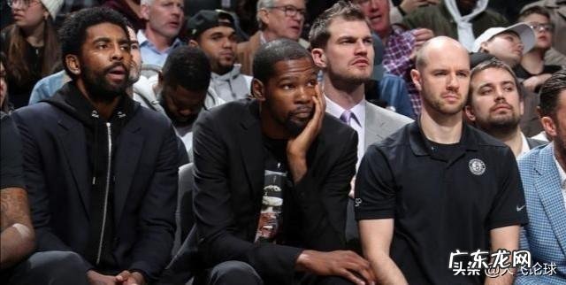 篮网惨败,杜兰特在场下显得极为无奈,而比赛间隙,杜兰特还进行了投篮,会提前复出吗?