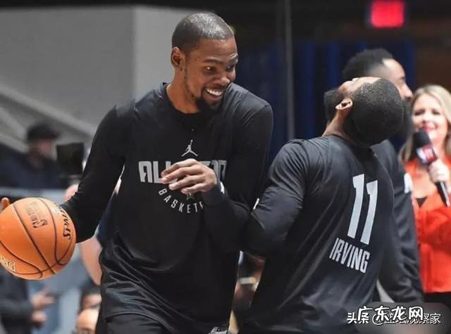 篮网惨败,杜兰特在场下显得极为无奈,而比赛间隙,杜兰特还进行了投篮,会提前复出吗?