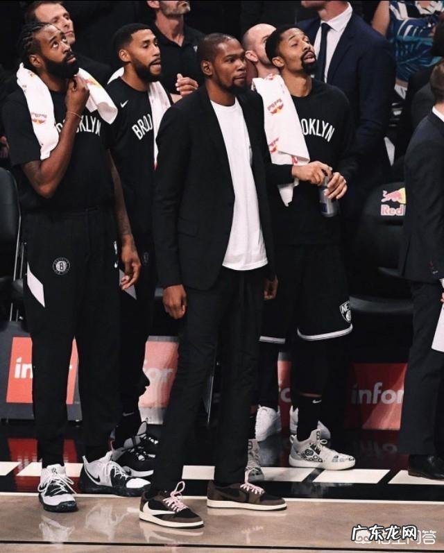 篮网惨败,杜兰特在场下显得极为无奈,而比赛间隙,杜兰特还进行了投篮,会提前复出吗?