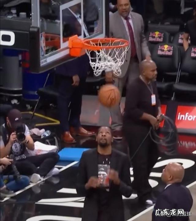 篮网惨败,杜兰特在场下显得极为无奈,而比赛间隙,杜兰特还进行了投篮,会提前复出吗?