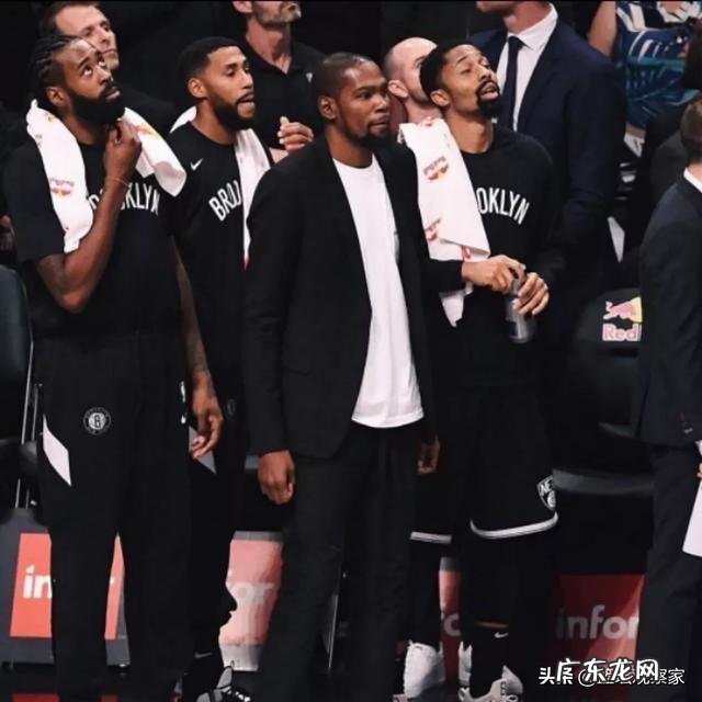 篮网惨败,杜兰特在场下显得极为无奈,而比赛间隙,杜兰特还进行了投篮,会提前复出吗?